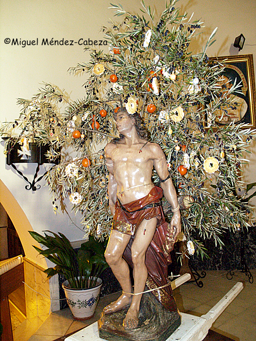 Imagen de San Sebastián con su decoración vegetal y otros elementos típicos de un rito de fertilidad