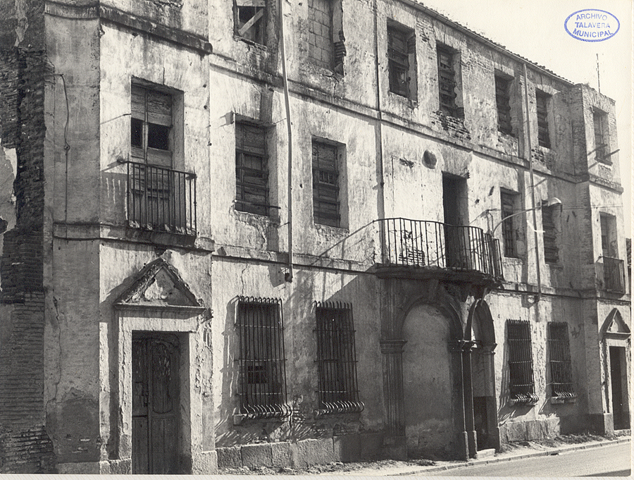 Fachada del patio de San José frente a la calle Olivares. Casa de la Dirección de la Real Fábrica de Sedas