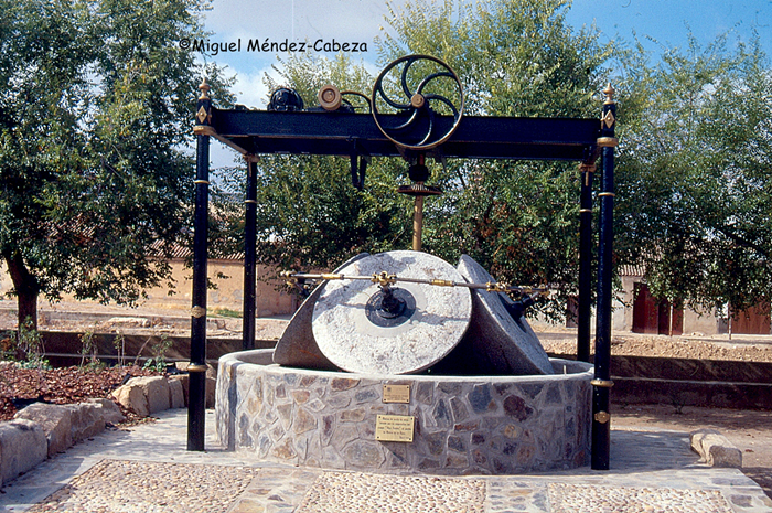Rulos y maquinaria de una almazara en un monumento de Belvís de La Jara