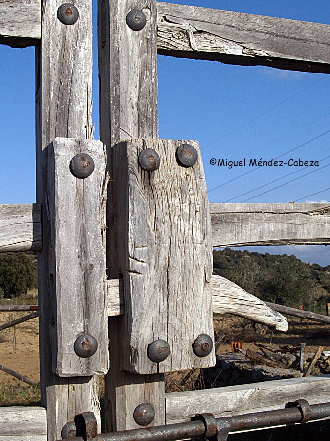 Cerradura tradicional de madera empleada en muchas puertas y porteras de la Sierra de san Vicente