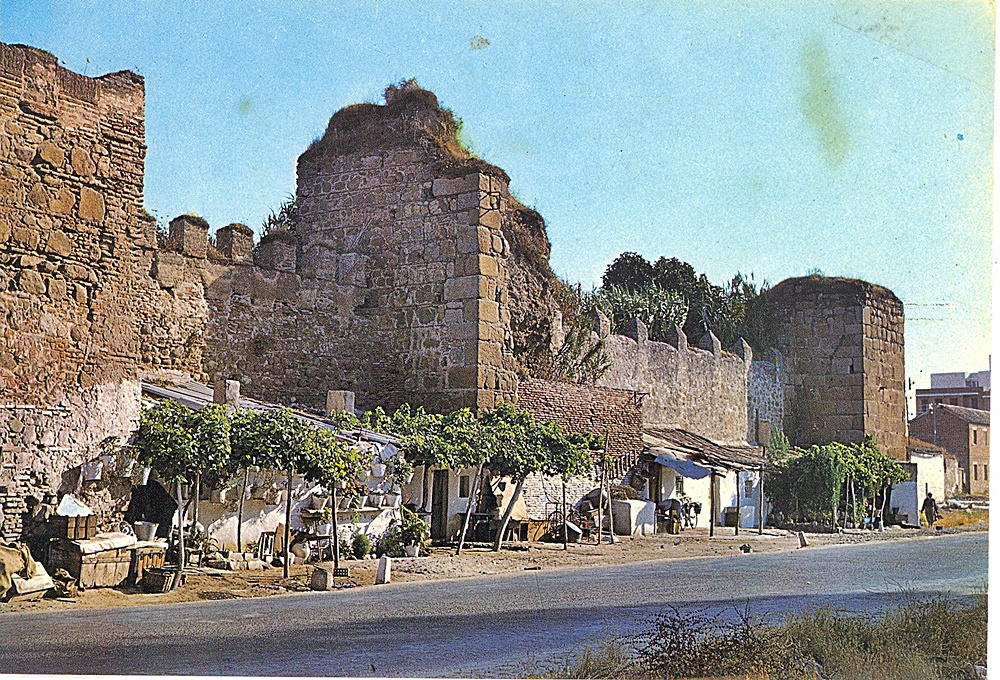 Murallas de la alcazaba en una antigua postal
