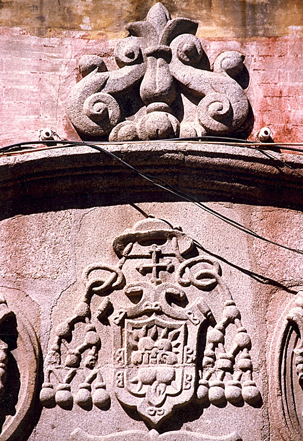 Escudo de palacio arzobispal en la Plaza del Pan
