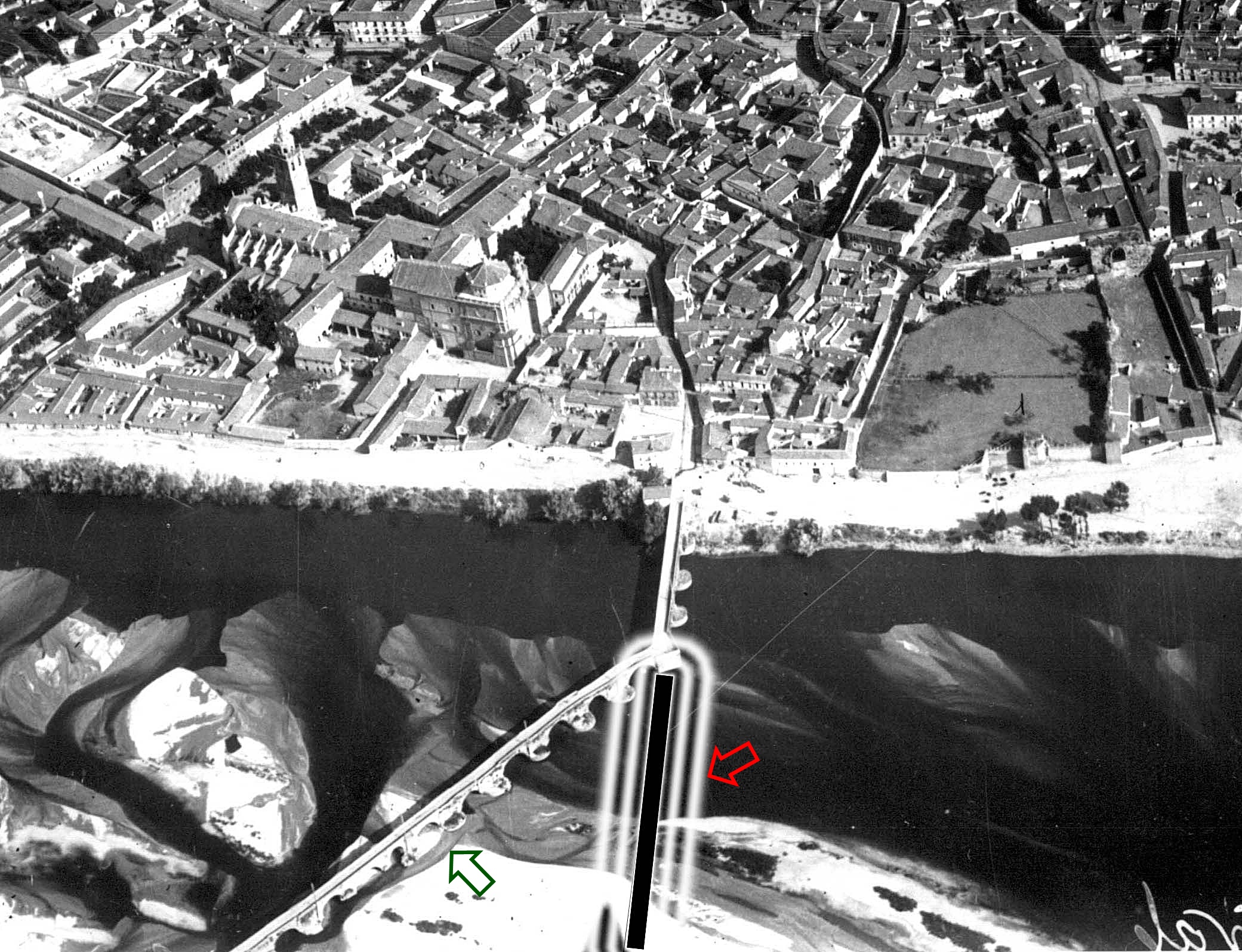 Se resalta en esta foto aérea de 1937 el trazado del que fue Puente Romano. La flecha roja señala el puente romano y la verde el trazado actual