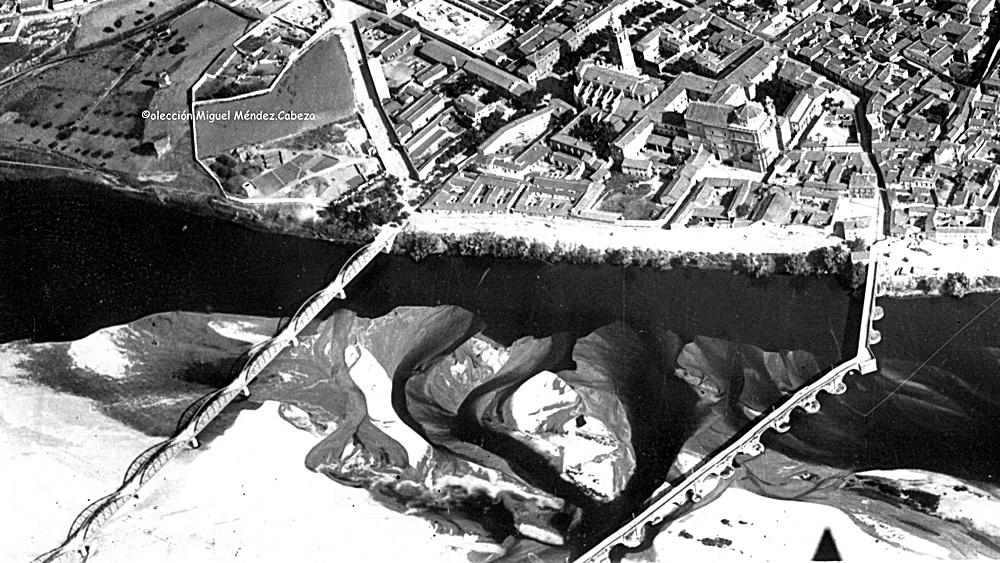 Foto aérea del río de 1937 que muestra las islas y arenales del río limpios.