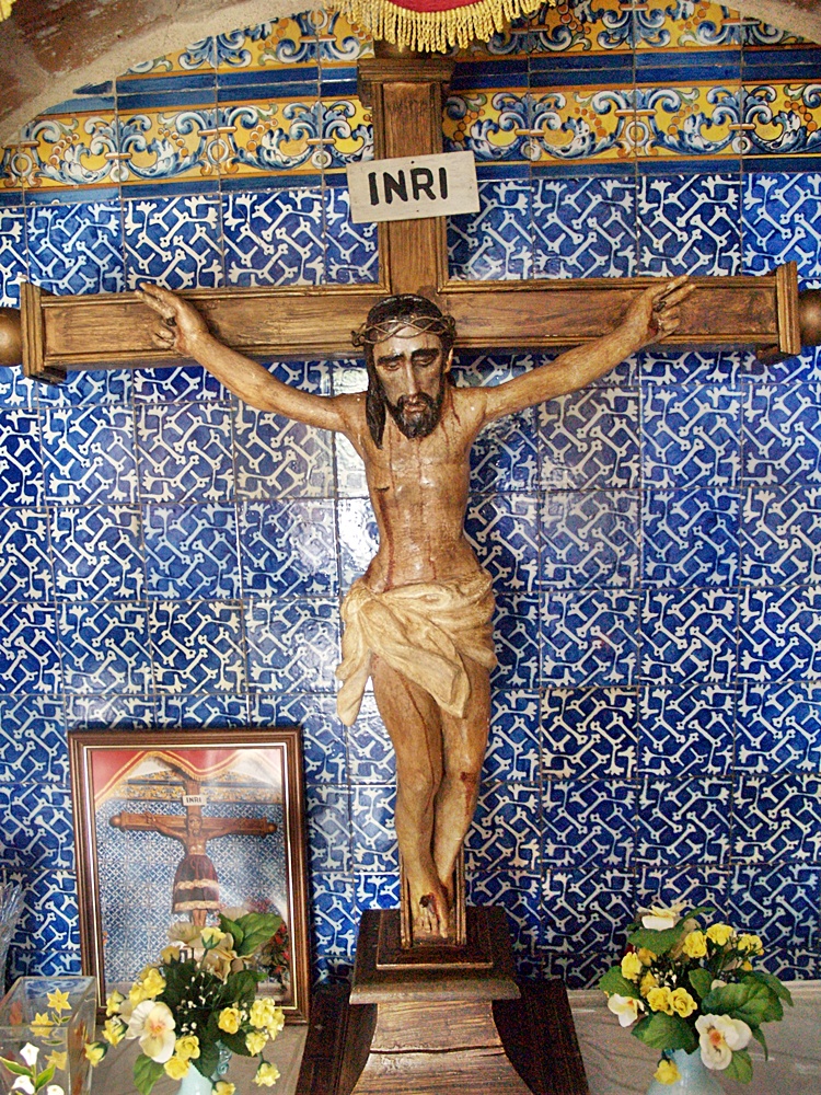 Capilla de Los navalmorales con imagen del Cristo y azulejería talaverana de repetición con un original motivo,