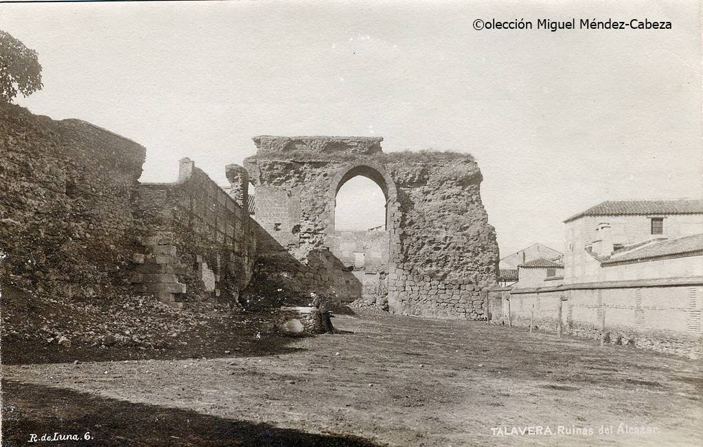 Fotografía de Ruiz de Luna con la torre albarrana que quiere hacerse visitable y el muro oriental de la alcazaba