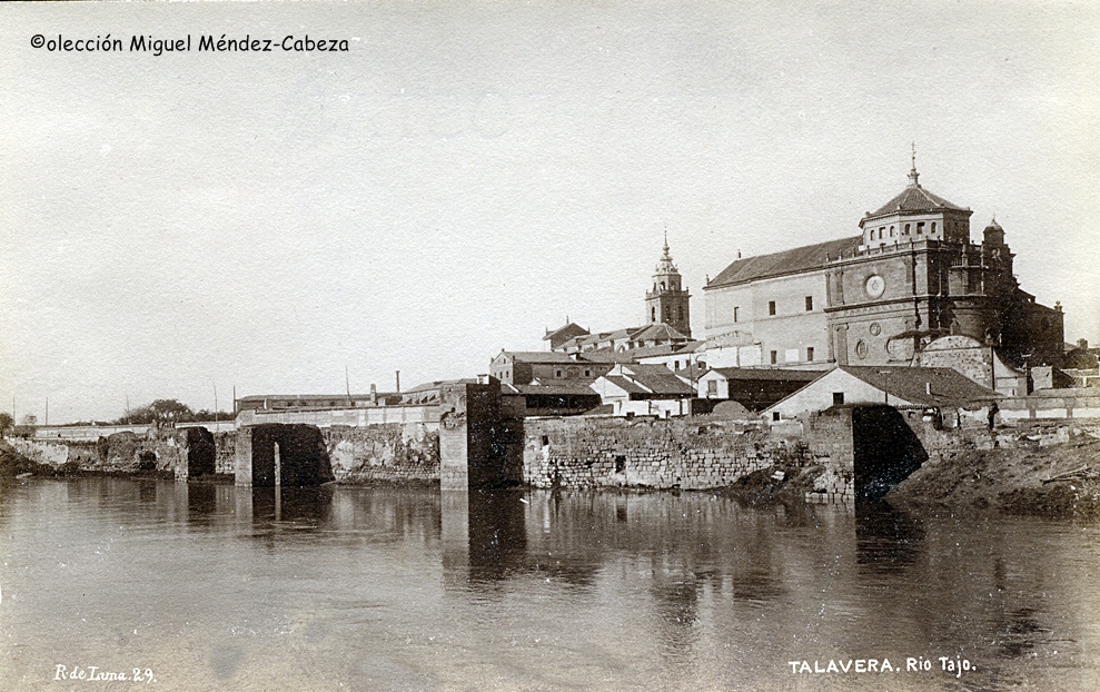 La muralla árabe lamida por el río en foto de Ruiz de luna de principios del siglo XX