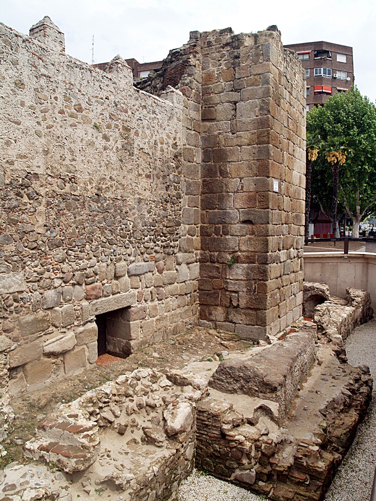 -Murallas del alcázar talaverano con la barbacana y la zona que se inundaba en los asedios. Portillo para acceder a la barbacana y al agua.JPG