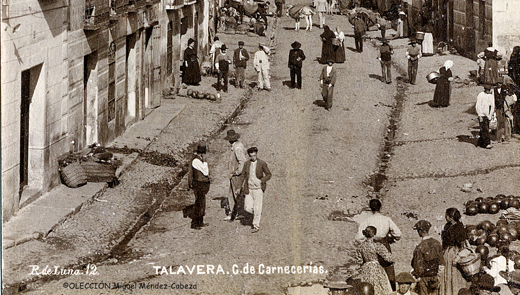 Foto de Ruiz de Luna de la calle Carnicerías en la que se ven los albañales de Talavera, tan criticados por viajeros de todas las épocas