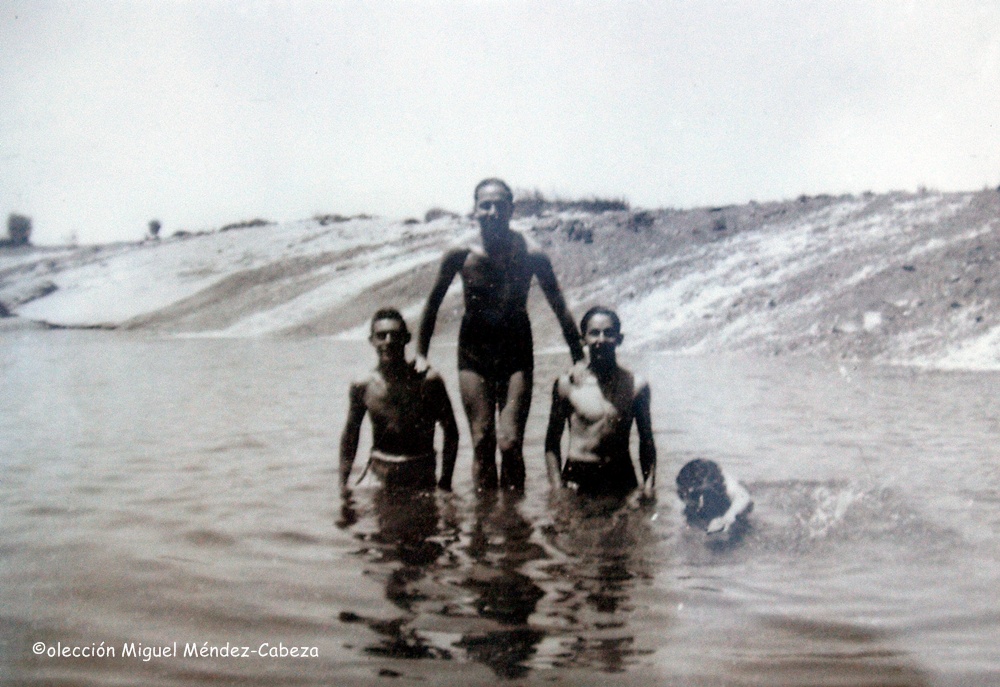 Otra escena de bañistas en Palomarejos, esta vez por debajo de la presa