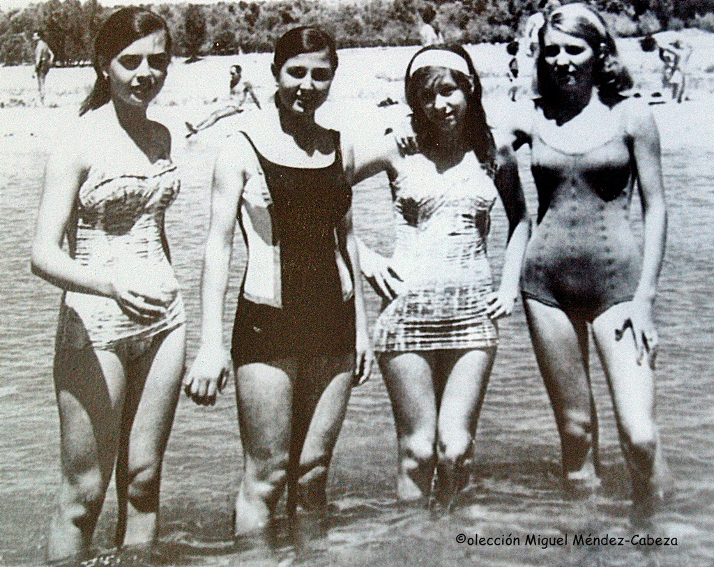 Chicas talaveranas disfrutando del río en los años 60