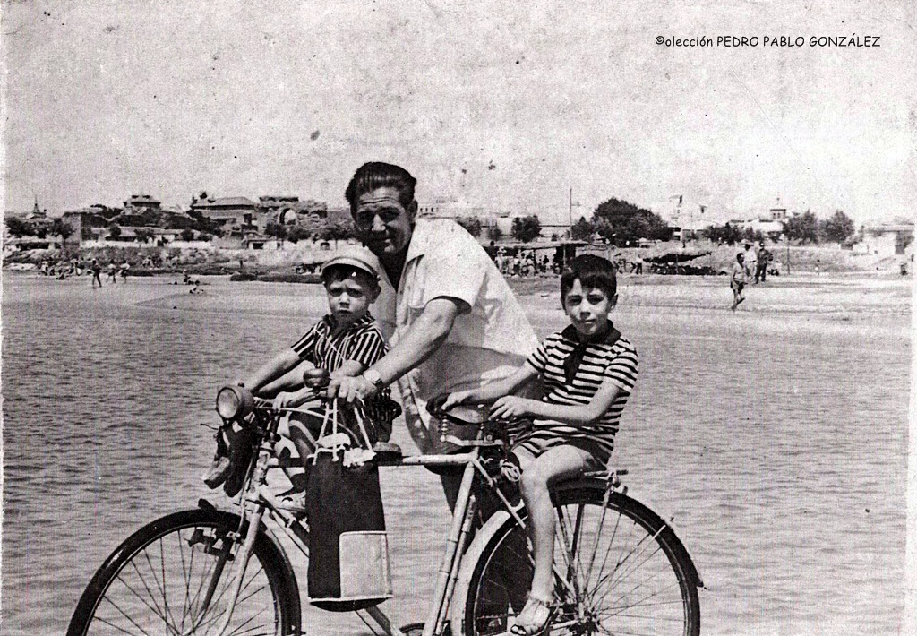 La familia González yendo a disfrutar un día en la playa de los Arenales