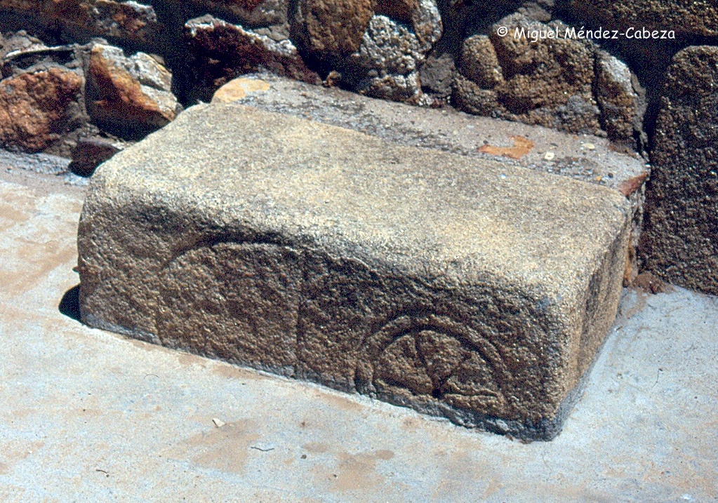Estela romana como poyete en la ermita de Mohedas