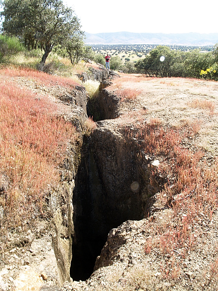 Calcolítico significa cobre, estas son las trincheras de la mina de La Borracha, cercana al yacimiento de Castrejón